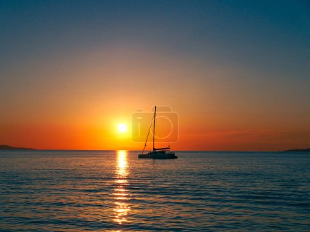 Téléchargez les photos : Sunset seen from the shore in Santorini, Greece. - en image libre de droit