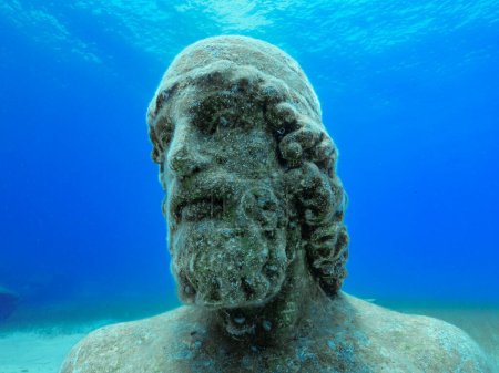 Figura antigua bajo el agua en algún lugar del mar Mediterráneo 