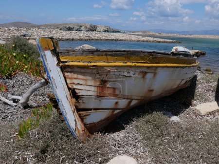 Téléchargez les photos : Bateau en bois échoué sur une île grecque - en image libre de droit