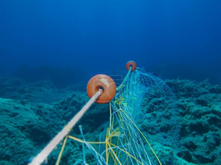 Redes fantasmas en el mar Mediterráneo