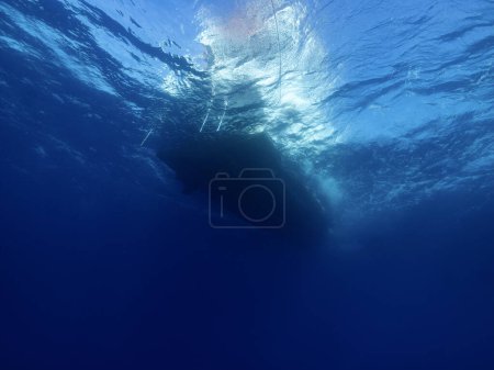 Téléchargez les photos : Ascendant de la mer bleu profond - en image libre de droit