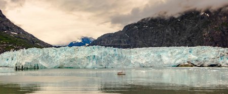 Glaciar Margerie - Esto fue filmado durante mi crucero por Alaska a bordo del MS Nieuw Amsterdam. El glaciar Margerie es un glaciar de 21 millas de largo, 350 pies de espesor, de agua de marea en Glacier Bay, Alaska, Estados Unidos.
