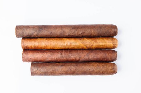 Téléchargez les photos : Four cigars on a white isolated background. View from above. Studio photography. - en image libre de droit