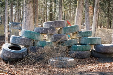 Foto de Paredes de neumáticos en el bosque, arena de paintball - Imagen libre de derechos