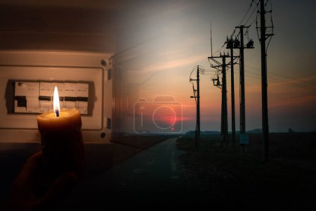 Foto de Apagón, postes de alimentación en el cielo oscuro, corte de energía - sin electricidad, la llama de una vela, disyuntor, enchufe de toma de corriente eléctrica - Imagen libre de derechos