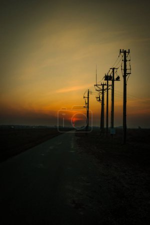 Foto de Postes de alimentación en el cielo oscuro, corte de energía - sin electricidad - apagón - Imagen libre de derechos