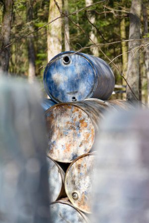 Foto de Barriles de metal en el bosque durante el juego, cubierta y refugio en los deportes en el campo de paintball, paintballs cubierta en la arena - Imagen libre de derechos