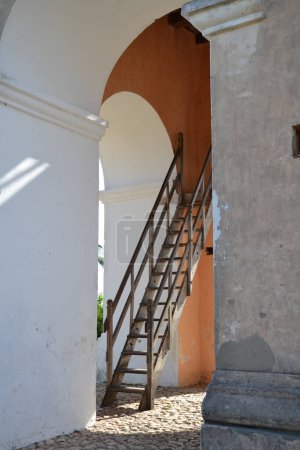 Téléchargez les photos : Escalier en bois qui monte au sommet de la tour de Manaca-Iznaca - en image libre de droit