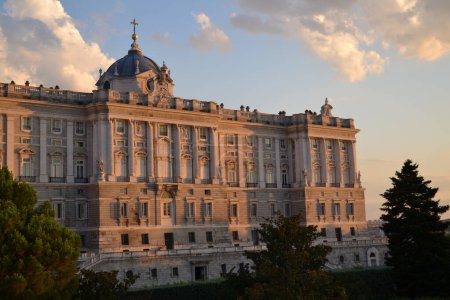 Téléchargez les photos : Vue sur le palais royal depuis les jardins Sabatini au coucher du soleil - en image libre de droit