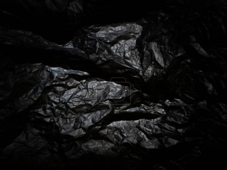 Foto de Papel negro arrugado con textura. Fondo negro oscuro texturizado. - Imagen libre de derechos