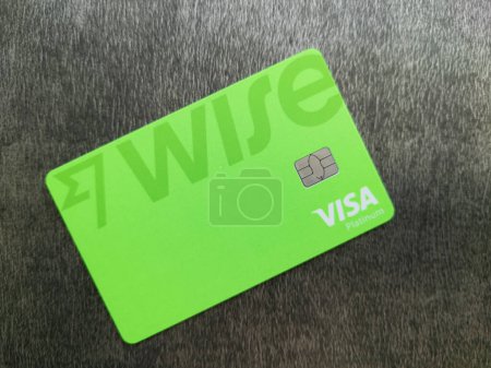 Téléchargez les photos : Ilheus Bahia, Brésil - 25 avril 2023 : Carte bancaire de débit fintech WISE (anciennement transférable). Carte plastique verte. Fond gris. Logo VISA Platinum sur carte.. - en image libre de droit