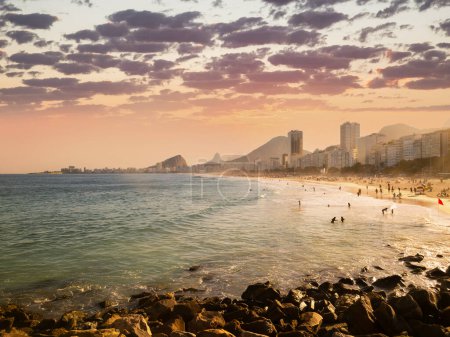 Téléchargez les photos : Coucher de soleil sur les plages de Leme et Copacabana à Rio de Janeiro Brésil. - en image libre de droit