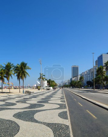 Téléchargez les photos : Célèbre trottoir avec mosaïque de Copacabana et plage de Leme à Rio de Janeiro Brésil. - en image libre de droit