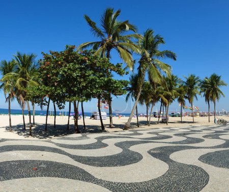 Téléchargez les photos : Célèbre trottoir avec mosaïque de Copacabana et plage de Leme à Rio de Janeiro Brésil. - en image libre de droit