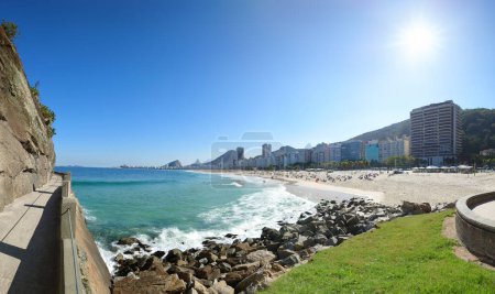 Foto de Vista panorámica de la playa de Copacabana y Leme en Río de Janeiro Brasil. - Imagen libre de derechos