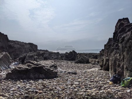 Foto de Dramática costa con acantilado rocoso, mar y cielo nublado. - Imagen libre de derechos