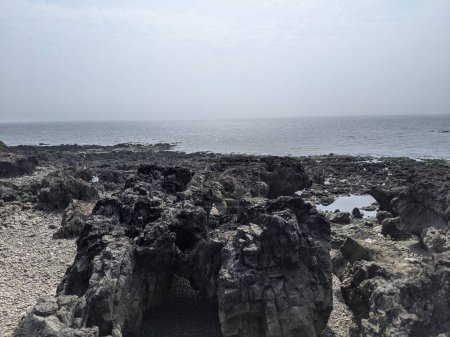 Foto de Costa tranquila con acantilados rocosos y horizonte sobre el mar. - Imagen libre de derechos