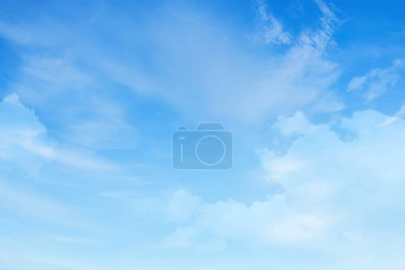 Téléchargez les photos : Ciel bleu avec fond nuageux - en image libre de droit