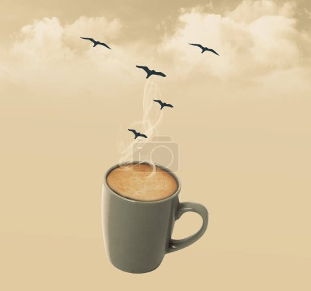 Foto de Taza de café con vapor, nubes y pájaros - Imagen libre de derechos