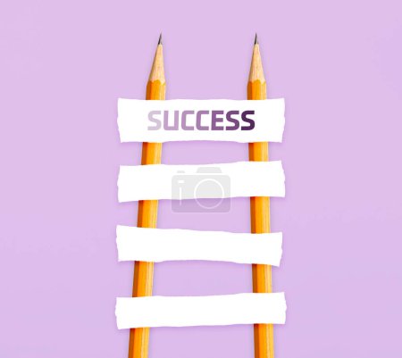 Camino al concepto de éxito, lápiz Escalera con escaleras en blanco hechas de papel