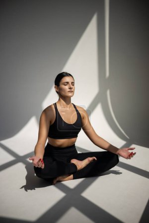 Téléchargez les photos : Femme faisant des exercices de yoga. Concept de yoga et de fitness - en image libre de droit