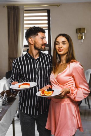 Téléchargez les photos : : Couple amoureux petit déjeuner dans un restaurant - en image libre de droit