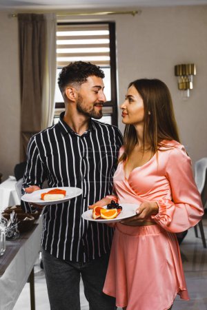 Téléchargez les photos : : Couple amoureux petit déjeuner dans un restaurant - en image libre de droit