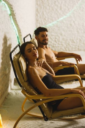 Téléchargez les photos : Jeune couple se relaxant dans la salle de sel - en image libre de droit