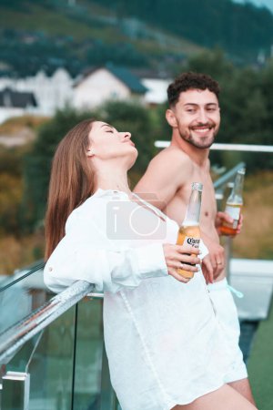 Téléchargez les photos : Couple profitant de vacances en montagne manger de la pizza et boire de la bière - en image libre de droit