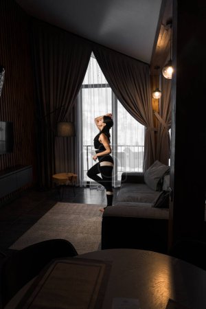 Téléchargez les photos : Femme sportive faisant de la méditation à la maison dans un appartement confortable. Yoga et concept de méditation. Fitness à domicile - en image libre de droit