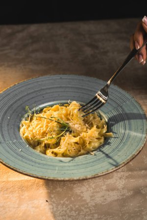 Pâtes italiennes sur une assiette. Concept culinaire italien 4k