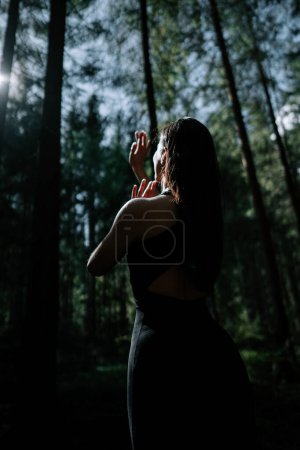 Junge Frau steht auf Sadhu-Brettern im Wald. Sadhu-Bretter. Meditation und Nagelkonzept