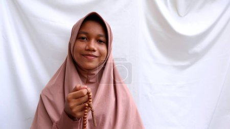 Téléchargez les photos : Jeunes femmes musulmanes tenant ou utilisant tasbih - en image libre de droit
