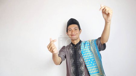 asiático musulmán hombre excitado expresión en blanco fondo
