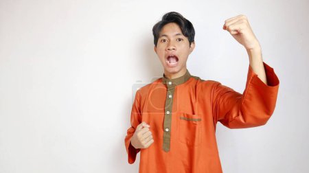 Asiatique musulman l'homme excité expression sur fond blanc