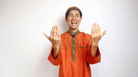 asiático musulmán hombre gestos orando y excitado en blanco fondo