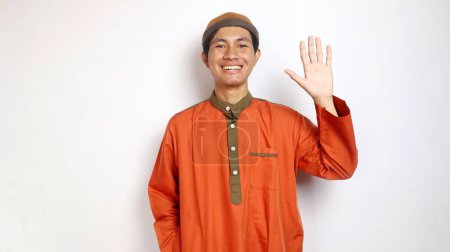 asiático musulmán hombre gesto agitando y levantando la mano en blanco fondo