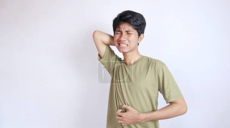 Foto de Asiático hombre gesto con picazón dolor por todo su cuerpo en un aislado blanco fondo - Imagen libre de derechos