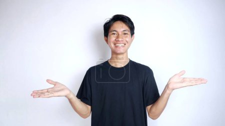 joven asiático hombre excitado gesto mostrando ambos abierto palmas en un aislado blanco fondo