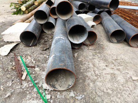 Téléchargez les photos : Pile of black iron pipes in a building project. - en image libre de droit
