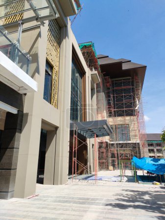 Téléchargez les photos : Looks like a building project that is almost finished. Bali - Indonesia ; December 20, 2022. - en image libre de droit