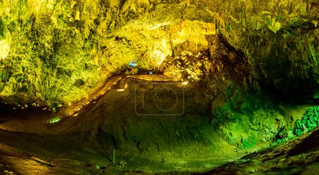 Téléchargez les photos : Panorama view of Thamluang cave in Thamluang Khunnam Nangnon National Park, Chiang Rai province. - en image libre de droit