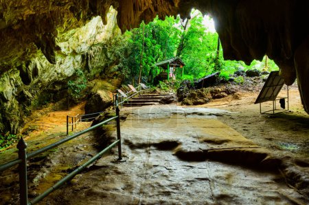 Foto de Entrance of Thamluang Cave in Thamluang Khunnam Nangnon National Park, Thailand. - Imagen libre de derechos