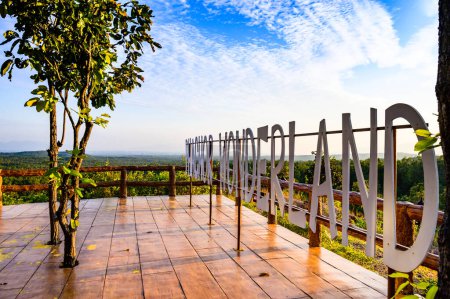 Téléchargez les photos : CHIANG MAI, THAILAND - November 13, 2022 : Pha Chor View Point in Mae Wang National Park in the evening, Chiang Mai Province. - en image libre de droit