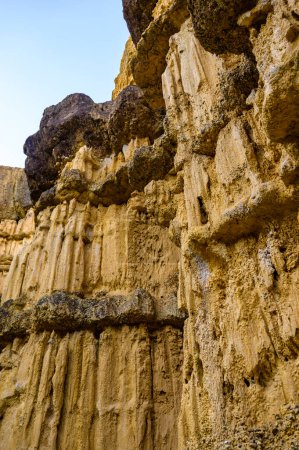Téléchargez les photos : Pha Chor, the rocky cliffs are shaped like huge walls and pillars in Mae Wang National Park, Chiang Mai Province. - en image libre de droit