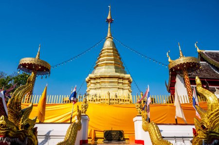 Foto de Golden pagoda of Phra That Doi Kham temple, Chiang Mai province. - Imagen libre de derechos