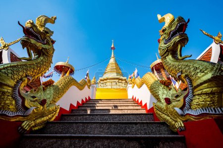 Foto de Golden pagoda of Phra That Doi Kham temple, Chiang Mai province. - Imagen libre de derechos