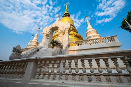 Téléchargez les photos : Wat Suan Dok or Buppharam Temple in Chiang Mai Province, Thailand. - en image libre de droit