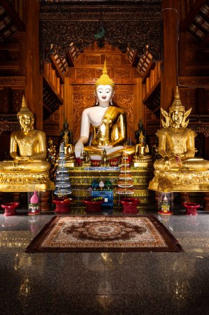 Téléchargez les photos : White Buddha statue in Ban Den temple, Chiang Mai province. - en image libre de droit