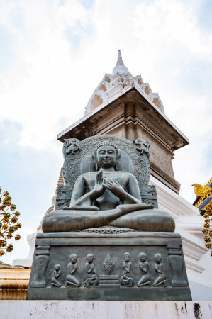 Téléchargez les photos : Beautiful Buddha statue of Ban Den temple, Chiang Mai province. - en image libre de droit